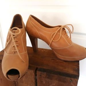 VINTAGE LEATHER PUMPS